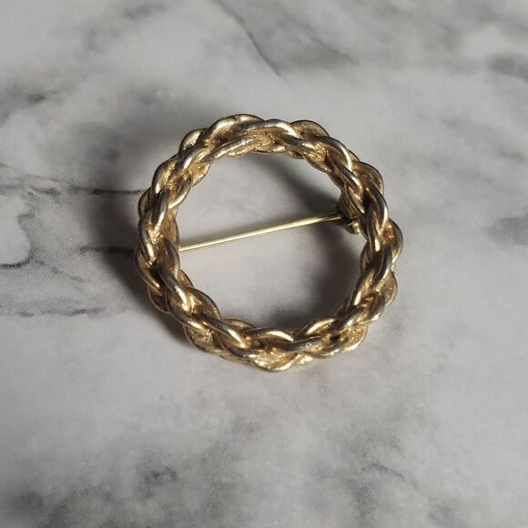 Vintage Gold Wreath Brooche Pin - Picture 1 of 5